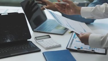 Modern bilgisayarda birlikte çalışan iş ekibini kapatın.