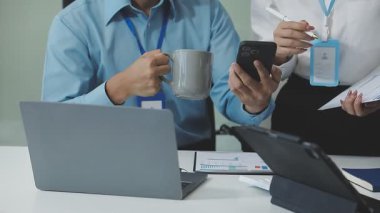 İş adamları ofiste kendi ekibiyle çalışıyor.