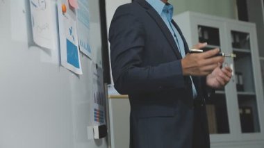 Ofisinde tablet bilgisayarı olan genç işadamı.