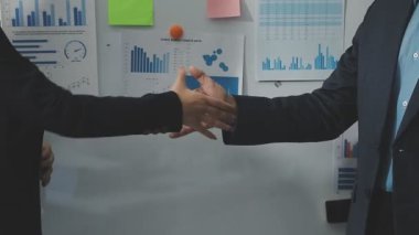 İş adamı iş stratejisini modern ofiste beyaz tahtada gösteriyor.