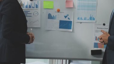 İş takımını kapatın ve iş planlarını tartışın. iş kavramı