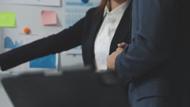 Belgelerle çalışan iş kadını.