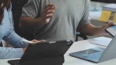 Bir ofiste genç işadamı