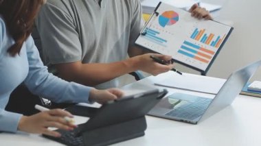 yakın plan - finansal verilerle çalışmak için dizüstü bilgisayar kullanan iş adamı.