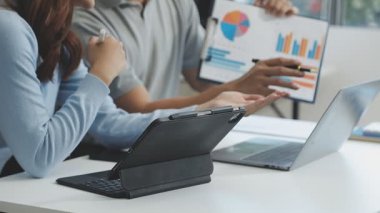 İş dünyası modern ofiste çalışır, birlikte çalışır ve dizüstü bilgisayardaki grafikleri ve grafikleri analiz eder ve analiz eder..