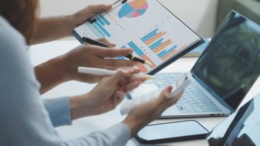 Görevdeki genç bayan.