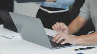 Modern ofiste birlikte çalışan iş adamları..