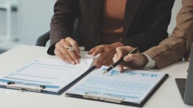 Ofiste çalışan iş adamları