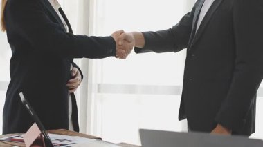 İş kadını ve işadamı el sıkışıyor