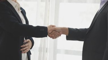 İş adamları ofiste el sıkışıyor, iş ve toplantı konsepti