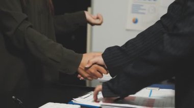 İş adamları ofiste el sıkışıyor.