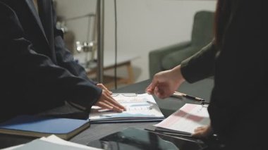 İş Adamları Tokalaşıyor