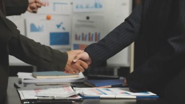 Modern iç mekanda el sıkışan iki iş adamı. Başarılı iş anlaşması.