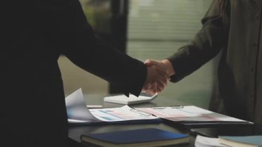 işadamı ve el sıkışan kadının