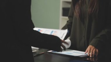 Takım elbiseli kadın elinde belge tutuyor