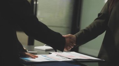 İş adamları el sıkışıyor, toplantı yapıyor, iş anlaşması yapıyor.