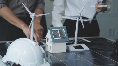 Mühendis ve güneş panelleri görev başında. Güneş enerjisi kavramı.