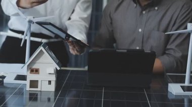 İş ekibi yeni projeyi tartışıyor ve tartışıyor