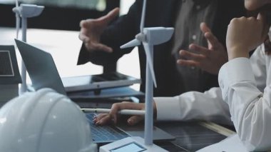 Profesyonel mühendis ekibi bilgisayarda tartışıyor ve projenin bir modelini çiziyor. Mühendislik ve tasarım kavramı