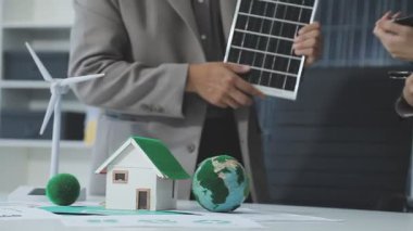 Ev modeli olan bir iş adamı