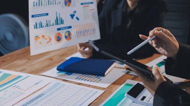 İş analizi, iş adamlarının toplanıp piyasadaki durumu tartışması. İş Mali Konsepti