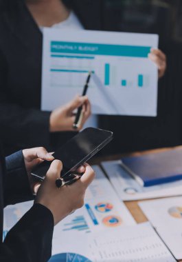 İş analizi, iş adamlarının toplanıp piyasadaki durumu tartışması. İş Mali Konsepti