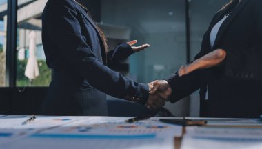 İş başarısı. Yatırım sektöründe iş adamlarının el sıkışması onaylandı.