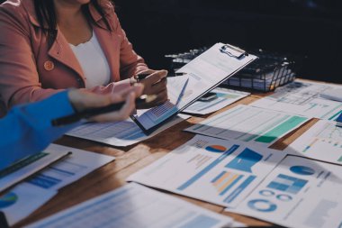 İş analizi, iş adamlarının toplanıp piyasadaki durumu tartışması. İş Mali Konsepti