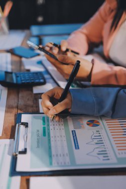 İş analizi, iş adamlarının toplanıp piyasadaki durumu tartışması. İş Mali Konsepti