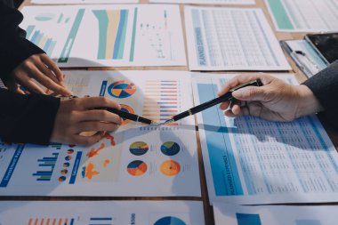 İş analizi, iş adamlarının toplanıp piyasadaki durumu tartışması. İş Mali Konsepti