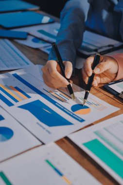 İş analizi, iş adamlarının toplanıp piyasadaki durumu tartışması. İş Mali Konsepti