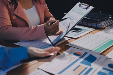 İş analizi, iş adamlarının toplanıp piyasadaki durumu tartışması. İş Mali Konsepti