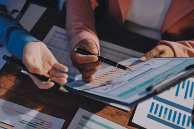 İş analizi, iş adamlarının toplanıp piyasadaki durumu tartışması. İş Mali Konsepti