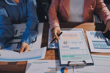 İş analizi, iş adamlarının toplanıp piyasadaki durumu tartışması. İş Mali Konsepti