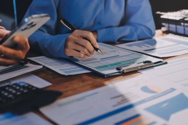 İş analizi, iş adamlarının toplanıp piyasadaki durumu tartışması. İş Mali Konsepti