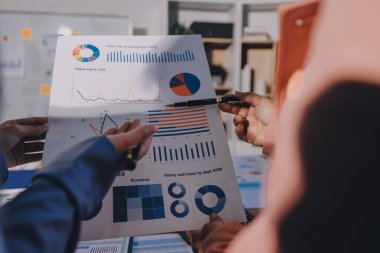 İş analizi, iş adamlarının toplanıp piyasadaki durumu tartışması. İş Mali Konsepti