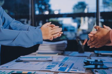 İş adamlarından oluşan bir ekip konferans sırasında el çırpıyor. İş adamları seminerde alkışlıyorlar..