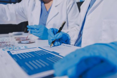 Profesyonel mikroskop kullanan bir araştırmacı.