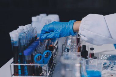 Profesyonel mikroskop kullanan bir araştırmacı.