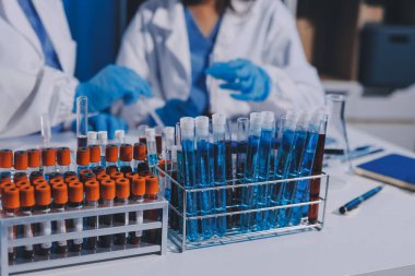 Profesyonel mikroskop kullanan bir araştırmacı.