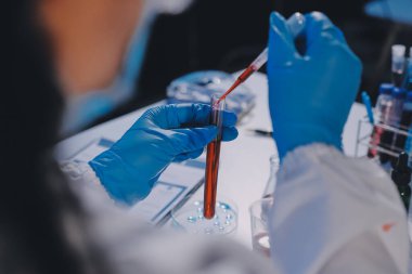 Profesyonel mikroskop kullanan bir araştırmacı.