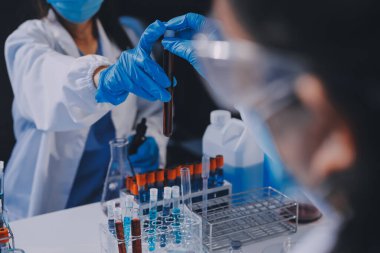 Profesyonel mikroskop kullanan bir araştırmacı.