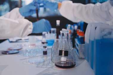 Profesyonel mikroskop kullanan bir araştırmacı.