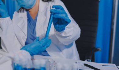 Profesyonel mikroskop kullanan bir araştırmacı.