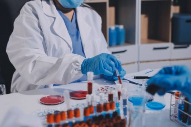 Profesyonel mikroskop kullanan bir araştırmacı.