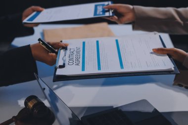 Hukuki danışmanlık kavramı. Avukat ya da hukuk müşaviri iş adamlarına tavsiyede bulunmaktadır..