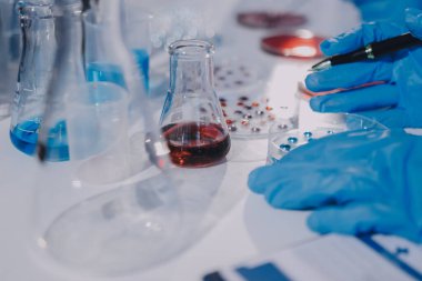 Profesyonel mikroskop kullanan bir araştırmacı.