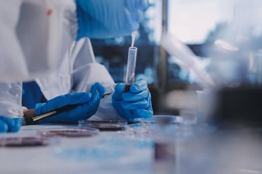 Profesyonel mikroskop kullanan bir araştırmacı.