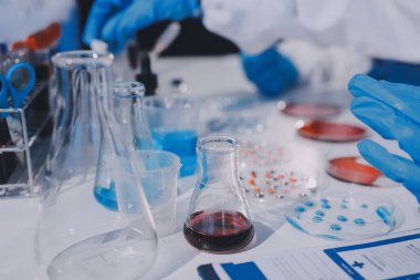 Profesyonel mikroskop kullanan bir araştırmacı.