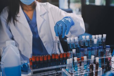 Profesyonel mikroskop kullanan bir araştırmacı.